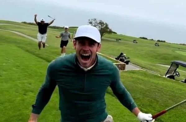 贝尔冲击千万奖金一杆进洞,结果高尔夫球偏离赛道上看台!
