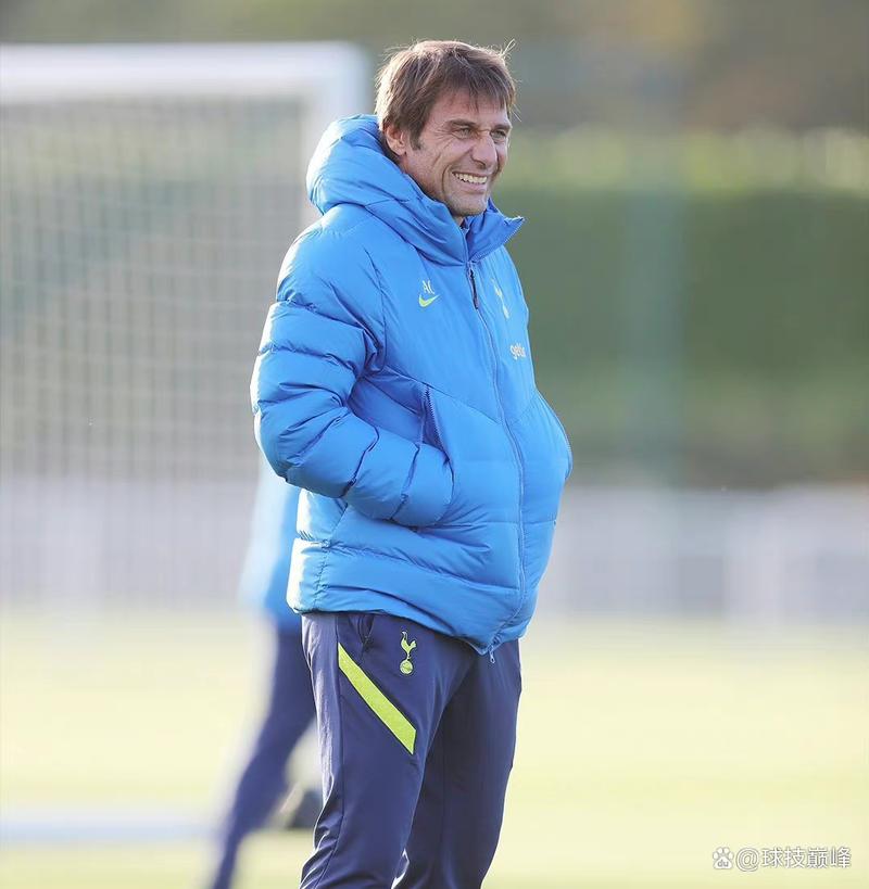 孔蒂获颁金板凳奖,那不勒斯官推盛赞其功绩。