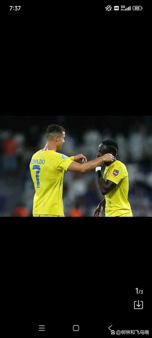 马内禁区前被侵犯VAR介入,点球争议成比赛焦点