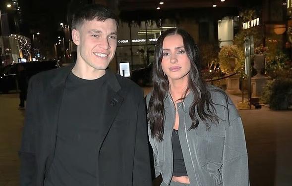 邮报曝光曼联球星晚餐：约罗乌加特拉门斯与女友共聚