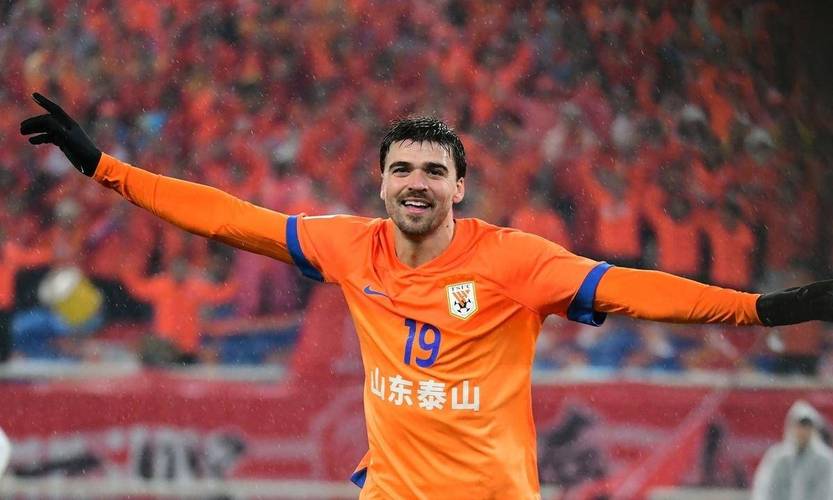 山东泰山主场3-1轻取宁波FC，泽卡领衔三将得分