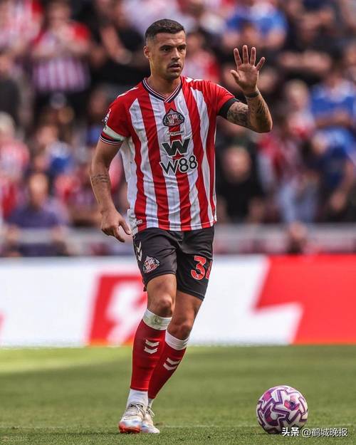 利物浦险胜！全场数据对比：控球53%，射正4-2锁定胜局