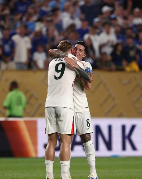 比赛尾声现神扑！瑞安连续扑出拉菲尼亚费尔明必进球