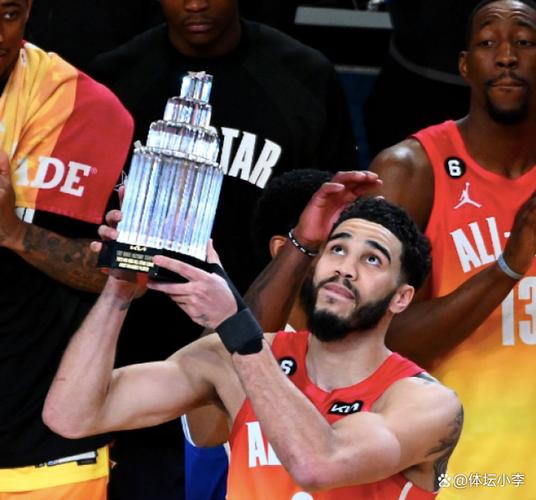 埃泽梅开二度闪耀全场，获评8.3分展现核心价值