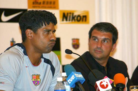 拉波尔塔诺坎普球场亲自拖地 为竞选巴萨主席铺垫