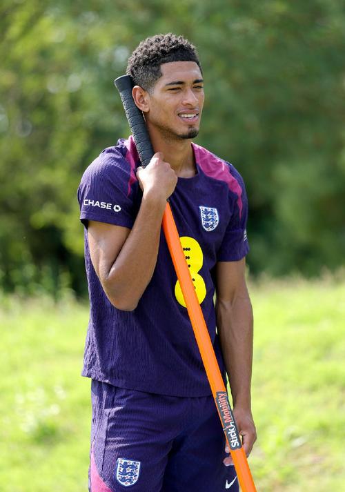 青年欧冠：皇马击败切尔西进八强，贝林厄姆现场观战鼓舞士气