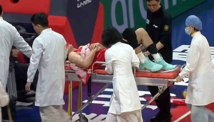 阿森西奥争顶与卡马文加相撞，重伤倒地担架抬出