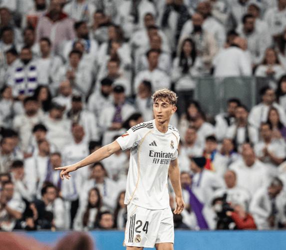 镜头转向看台！皇马球员赫伊森补时期间不停吃东西