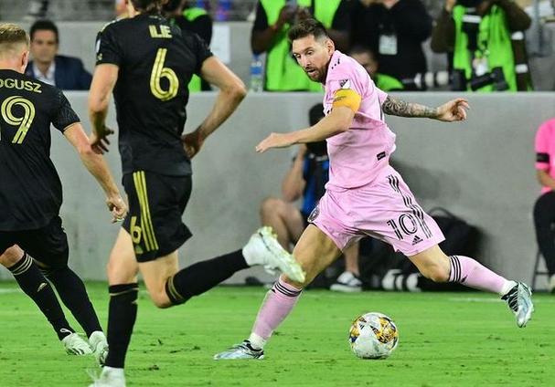 阿坎吉6次解围闪耀全场，进攻端3次射门击中门框