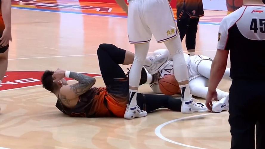 阿斯TV严厉批评赫伊森：队友痛苦倒地竟成玩笑背景