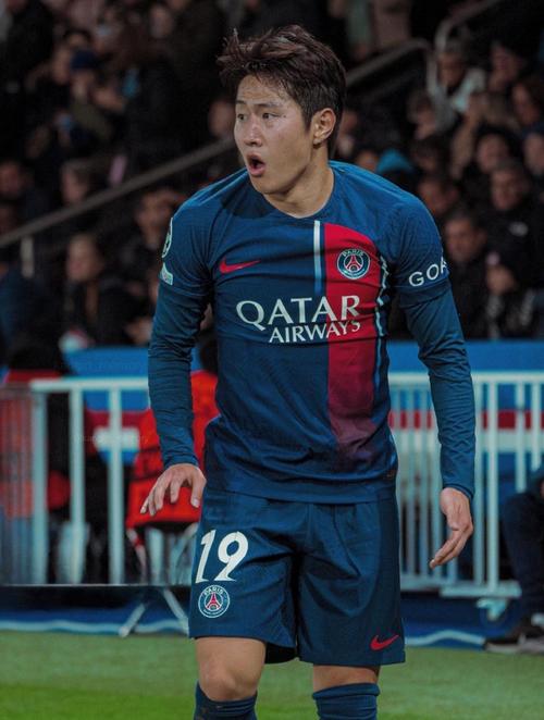 李刚仁荣膺韩国足球先生，25岁即随巴黎豪取6冠1亚