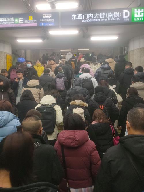 早高峰地铁站人潮涌动，节后复工出行需提前规划