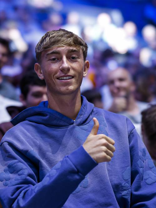 西班牙当地球迷爆料：赫伊森看到我的牌子后加速跑开