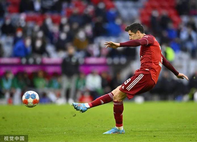 核心表现挣扎:莱万传球射门数据惨淡,被换下场显沮丧