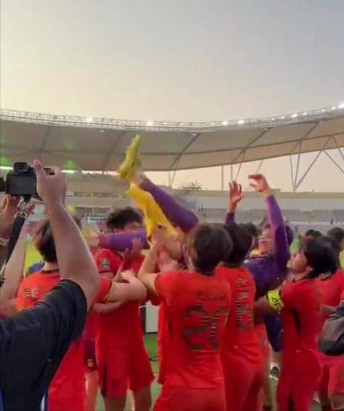 垫脚是狗？王博豪坚称比李昊高，身高争议全解析