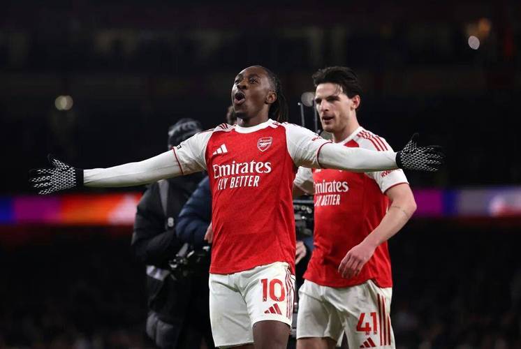 埃泽5球闪耀北伦敦德比,比肩亨利范佩西