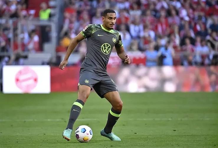 水晶宫角球战术见效，拉克鲁瓦开场头球砸穿曼联防线