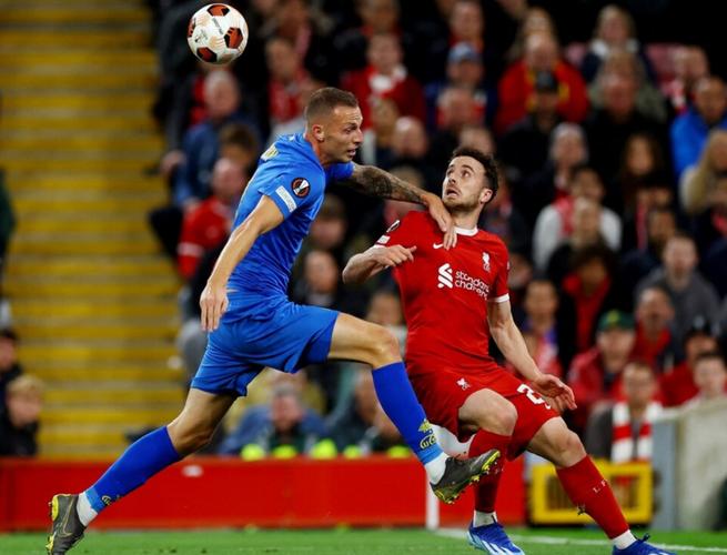 错失破门黄金机会！勒温单刀直面门将却将球打偏