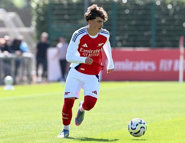 枪手U21赛事:萨尔蒙抗议判罚得红卡,道曼伤愈回归赛场