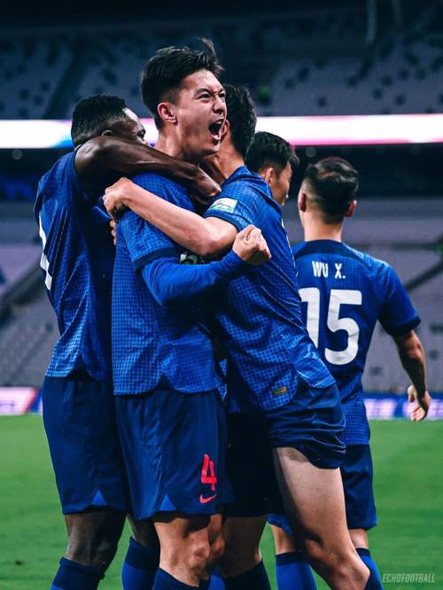 申花新帅斯卢茨基考察对手，现身超级杯比赛现场