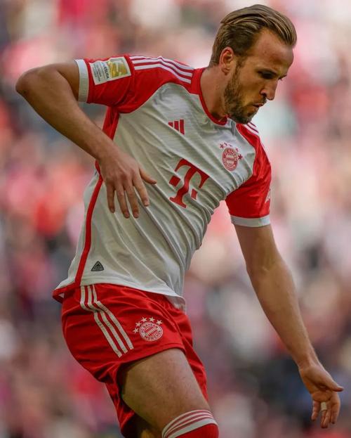 挑战莱万！凯恩德甲30球火力全开，10轮追11球？