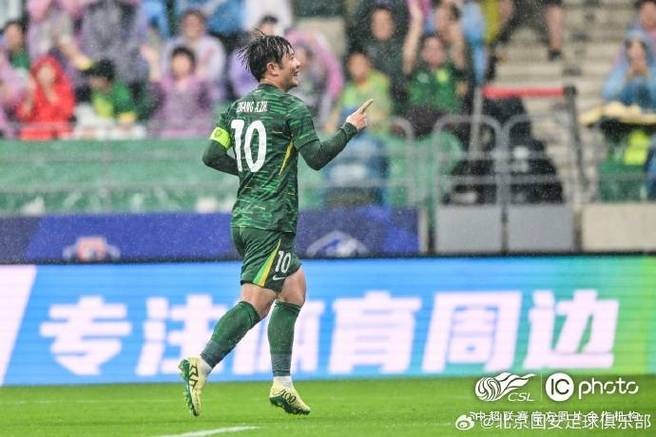 北京国安超级杯夺冠，队长张稀哲高举冠军奖杯！