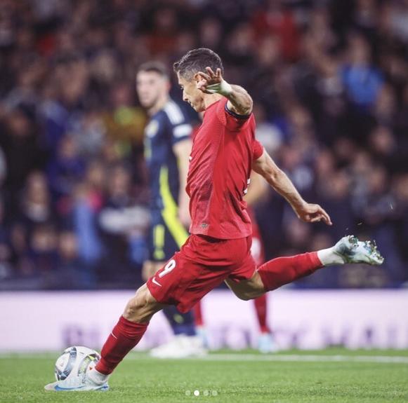 波兰记者透露：莱万眼眶受伤无碍，将戴面具出战西甲下一轮