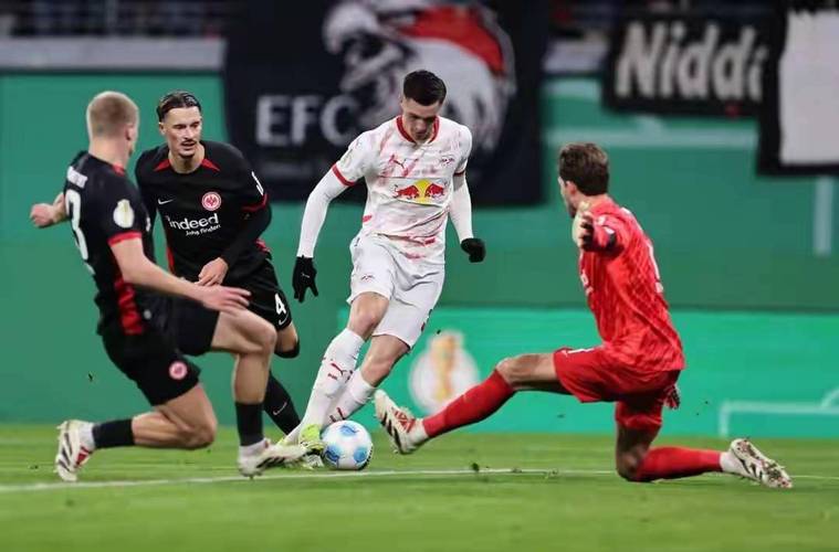 勒沃库森后卫阿图尔确诊左脚踝韧带撕裂，将长期缺阵比赛