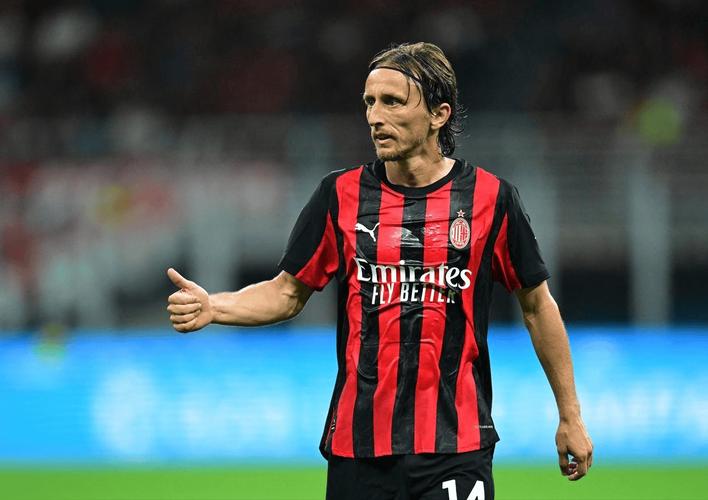 AC米兰半场闷平克雷莫内塞,托莫里后场配合失误险酿祸