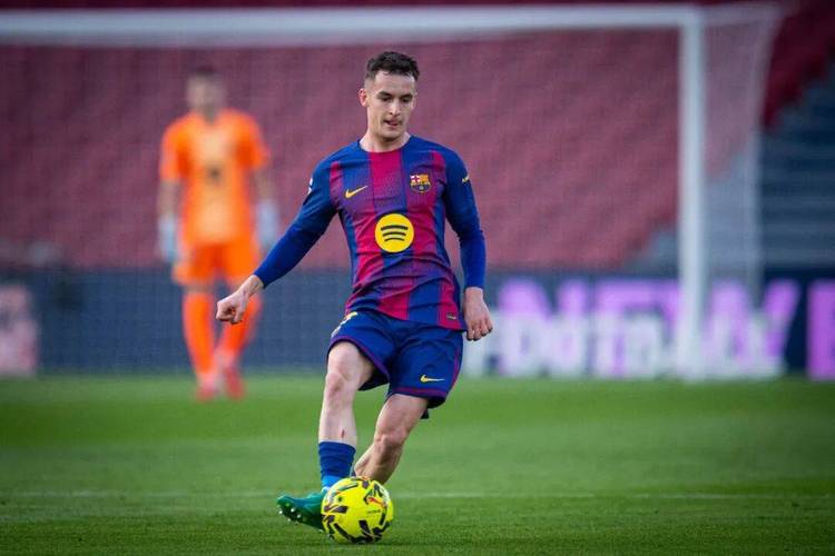 卡萨多续约巴萨至2030年,22岁中场新星将长留诺坎普