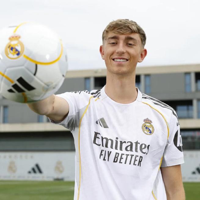 赫伊森关注动物保护:转发西班牙队关爱小猴子Punch资讯