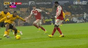 阿德耶米重大失误！禁区内想横传却自己绊倒自己