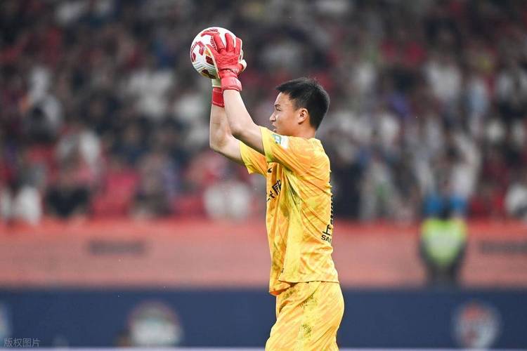 宁波足球俱乐部引进35岁中锋门阳及21岁门将陈星